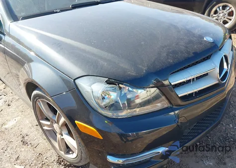 2013 Mercedes-Benz C 250 z USA, uszkodzony, nr VIN WDDGJ4HB6DG051675